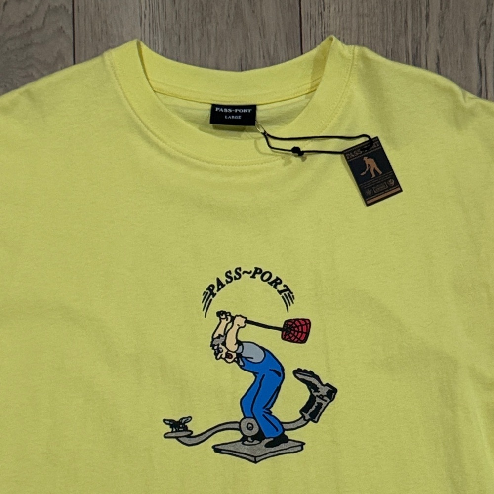 NWT Passport Fly Swatter Yellow T-Shirt Men’s Large Streetwear Casual